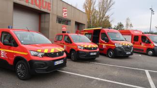 Le plan d’investissement pour les sapeurs-pompiers du département Différents véhicules de pompiers alignés