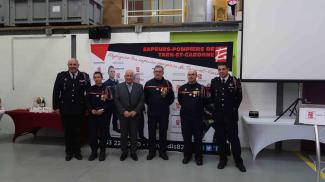 Michel Weill entouré de plusieurs pompiers lors de l'annonce du plan d'investissement 