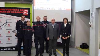 Michel Weill en compagnie de la sous-préfète et de nombreux pompiers 