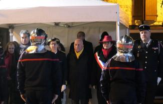Passation de commandement pour le Centre d’Incendie et de Secours de Septfonds De gauche à droite : François Bonhomme, Madame la Sous-Préfète, Michel Weill, Nadine Sinopoli et de nombreux pompiers