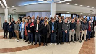 Remise de médailles aux agents départementaux 2021 Les agents départementaux en compagnie de Michel Weill, José Gonzalez, Catherine Bourdoncle dans le hall de l'hôtel du département