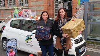 Nos puéricultrices récoltent des cadeaux pour les jeunes enfants Nos puéricultrices avec de nombreux cadeaux dans les bras et sur la voiture de fonction