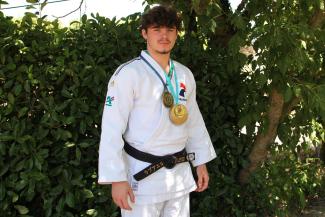 Photo de Raphaël Ourednik champion de judoka malentendant Photo portrait de Raphaël Ourednik en tenue de judoka