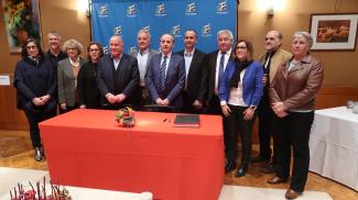 Signature des contrats d'équipements Les représentants des communes en compagnie de Michel Weill, Anne Ius, Catherine Bourdoncle, Jean-Luc Deprince