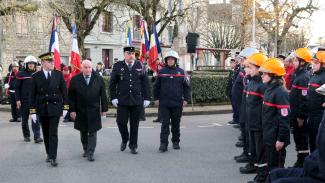Un nouveau chef de centre pour les pompiers de Montpezat-de-Quercy Michel Weill qui salue les JSP en compagnie de pompiers