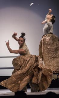 Spectacle musical "Antipodas" à l'espace des Augustins Deux femmes en robe en train de danser