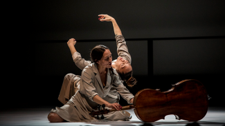 Spectacle musical "Antipodas" à l'espace des Augustins Une femme avec un violon au sol et une autre femme derrière en train de lever les bras au ciel