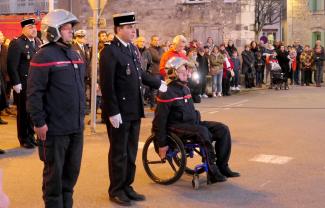 Un nouveau chef de centre pour les pompiers de Montpezat-de-Quercy Trois pompiers dont un en fauteuil roulant lors de l'accueil du nouveau chef de centre