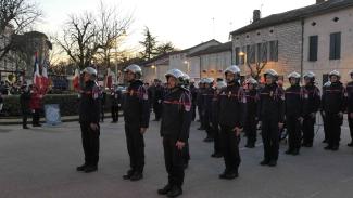 Un nouveau chef de centre pour  les pompiers de Montpezat-de-Quercy Les pompiers au garde à vous