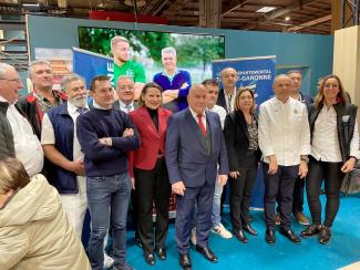 Le Tarn-et-Garonne bien présent au Salon International de l’Agriculture Photo de groupe au SIA avec Michel Weill, Valérie Rabault, Anne Ius, Emmanuel Cros et plusieurs personnalités dont les éleveurs/agriculteurs/maraichers du 82