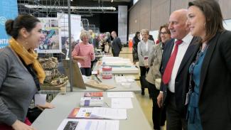 1er Forum des acteurs culturels de Tarn-et-Garonne Michel Weill rend visite au stand en compagnie de plusieurs élus lors du forum des acteurs culturels
