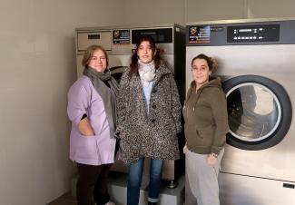 Nos trois lavandières qui posent devant les trois machines à laver