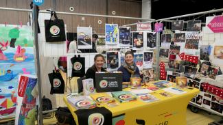 1er Forum des acteurs culturels de Tarn-et-Garonne Stand de la pente d'eau à Montech tenu par 2 femmes au 1er Forum des acteurs culturels de Tarn-et-Garonne