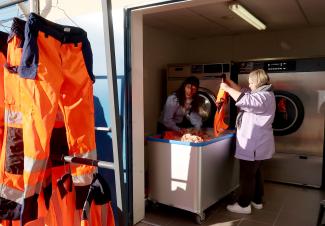 Les machines à laver professionnelles permettent l’entretien des vêtements issus des services de la Voirie avec lesquels les agents ont sillonné les routes, effectuant régulièrement des taches salissantes. Les machines à laver professionnelles permettent l’entretien des vêtements issus des services de la Voirie avec lesquels les agents ont sillonné les routes, effectuant régulièrement des taches salissantes.