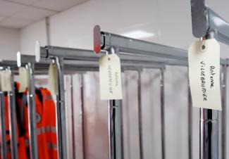 Le linge qui est déposé sur des portiques dédiés