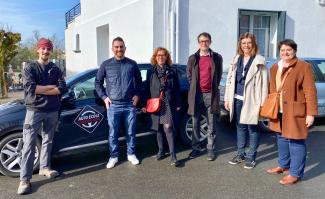 Rencontre avec Matéo bénéficiaire du Fonds d’aide au Jeunes Matéo en compagnie de plusieurs élus et du représentant de l'auto-école