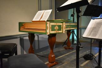 Photo d'un clavecin en bois vert 
