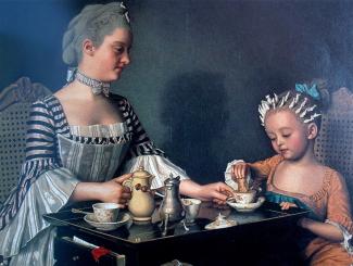 Photo d'une peinture ancienne avec une dame qui fait petit-déjeuner sa fille avec un bol de chocolat chaud. Toutes deux assises à table 