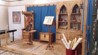 Visite et atelier du scriptorium à l'abbaye de Belleperche Photo d'un scriptorium reconstitué avec une armoire en bois et plusieurs autres éléments