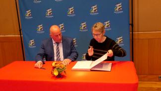 Signature des contrats d'équipement pour les communes de Bourg-de-Visa et Goudourville Michel Weill et le maire de Bourg-de-Visa en train de signer le contrat d'équipement