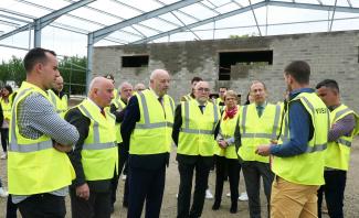 Pose de la première pierre d’un méthaniseur sur la commune de Le Pin De gauche à droite : Michel Weill, Jean-Michel Baylet, Patrice Garrigues, Christiane Le Corre et Vincent Roberti accompagné de plusieurs représentants d'entreprises