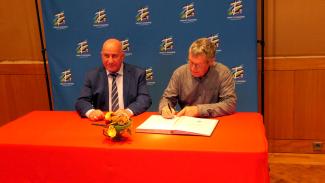 Signature des contrats d'équipement pour les communes de Bourg-de-Visa et Goudourville Michel Weill et le maire de Goudourville en train de signer les contrats d'équipement