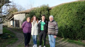 Gabriel en famille avec ses grands-parents et sa compagne