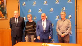 Signature des contrats d'équipement pour les communes de Bourg-de-Visa et Goudourville De gauche à droite : Jean-Michel Baylet, Mme.Le maire de Bourg-de-Visa, Michel Weill et M.Le maire de Goudourville