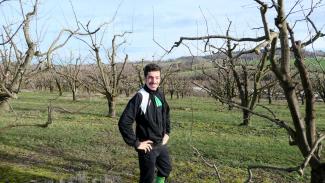 Gabriel Noutary qui pose dans les pommiers familiaux 