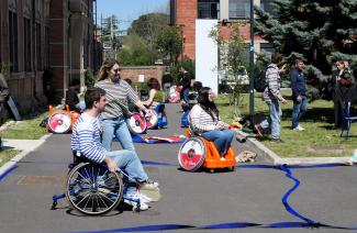 La semaine Olympique et Paralympique au Centre Universitaire de Tarn-et-Garonne Des jeunes pendant une activité en fauteuil roulant, lors de la SOP