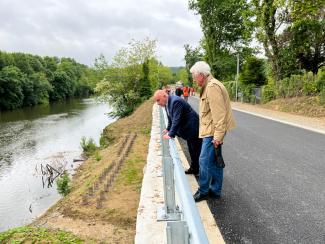 Lamothe Michel Weill en train d'observer la fin des travaux de la RD78