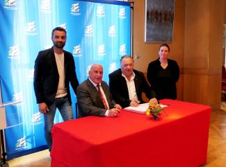 Signature du contrat d'équipement pour 6 communes Michel Weill assis à table entouré d'élus et représentants des communes pour la signature des contrats d'équipement