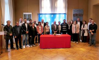 Signature du contrat d'équipement pour 6 communes Photo de groupe avec M.Le Président, les élus et conseillers départementaux, et les représentants des communes lors de la signature des contrats d'équipement
