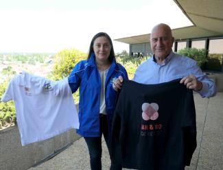 Des équipements pour nos héroïnes "San & Ro" Michel Weill et une héroïne de "San & Ro" lors de la remise des équipements pour le rallye
