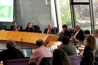 Réunion avec la Chambre d'Agriculture sur la valorisation de la production alimentaire locale Photo du Président, des conseillers départementaux et membres de la chambre d'agriculture lors d'une réunion à la salle plénière