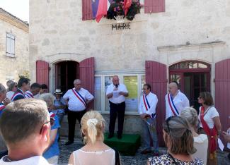 Les conseillers départementaux lors du rassemblement de soutien au maire de Montjoi Michel Weill en train de faire son discours lors du rassemblement de soutien au maire de Montjoi