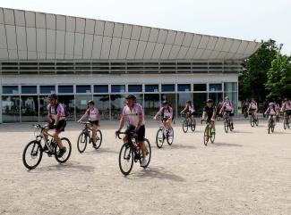 Les collégiens du collège Manuel Azana en vélo qui accompagne la Bonne Échappée sur 15km Les collégiens du collège Manuel Azana en vélo en train de pédaler dans la cour