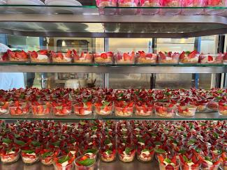 L’opération Restau’collège Plusieurs plateaux de desserts à la fraise