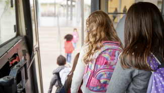 Icône : Social Des élèves en train de sortir du bus