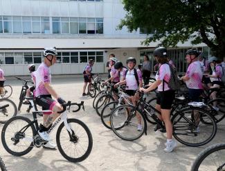Les collégiens du collège Manuel Azana en vélo qui accompagne la Bonne Échappée sur 15km Les cyclistes de la bonne échappée sur leur vélo