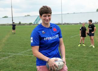 La capitaine de l'équipe de France de rugby féminine, Audrey Forlani Audrey Forlani qui pose pour l'objectif avec son ballon