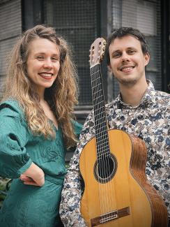 Concert par Amandine Bontemps à l'espace des Augustins le 22 mars 2024 Photo d'Amandine Bontemps et Maxime Dayre avec une guitare dans les bras
