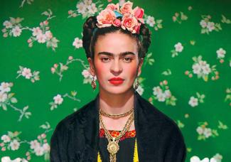 Projection du film "Frida. Viva la Vida" à l'espace des Augustins Photo de Frida Kahlo qui pose devant un mur de fleurs avec une couronne de fleurs dans les cheveux