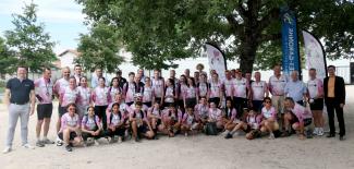 Photo de groupe du passage de la Bonne Échappée au collège Manuel Azana Les collégiens du collège Manuel Azana en compagnie de José Gonzalez, du personnel du collège, des élus et les cyclistes de la Bonne Échappée