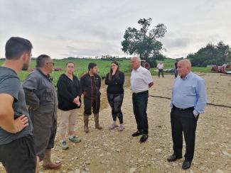 Visite des exploitations agricoles touchées par des intempéries Michel Weill aux côtés de Jean-Luc Deprince en visite dans une exploitation céréalière ravagée par les intempréries