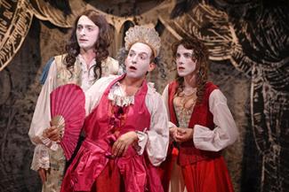 Pièce de Théâtre "Le Montespan" à l'espace des Augustins le 24 avril 2024 Trois personnes déguisées en habits de l'époque à l'air stupéfiés