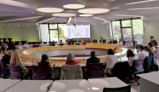 Photo des agents départementaux et des élus en salle plénière Photo des agents départementaux et des élus en salle plénière