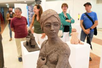 Festival de la culture Juin 2023 Sculpture en pierre du buste d'une femme qui regarde sur le côté