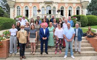 Photo du jury lors des Villes et Villages Fleuris 2023 en compagnie de Michel Weill et de plusieurs conseillers départementaux
