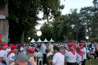 Les bandas en train de jouer de la musique dans la cour du Château Montauriol 